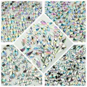 Peut inclure: Assortiment de strass clairs irisés de différentes formes et tailles. Les strass sont disposés en un collage de quatre images, montrant différents angles et perspectives.