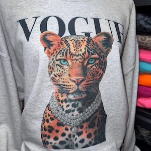 Felpa girocollo con stampa leopardata VOGUE – Top alla moda da donna