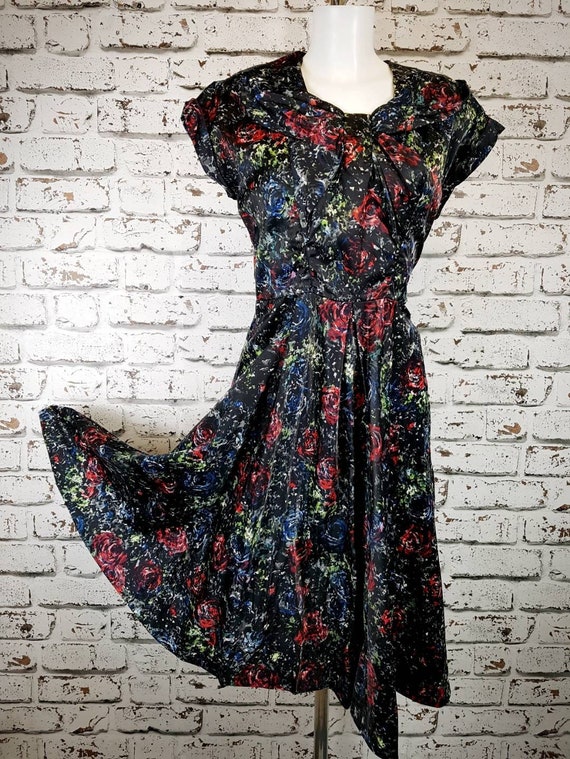 Pretty 40s / 50s floral dress, size 12 to 14.