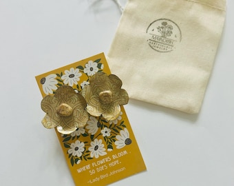 Pendientes de flores de hojalata reciclada: joyería sostenible y hecha a mano.