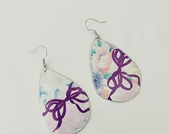 Pendientes florales de hojalata reciclada: estilo vintage reinventado.