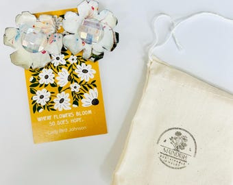Pendientes con forma de flor hechos a mano con hojalata vintage reciclada