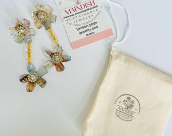 Pendientes colgantes de flores hechos a mano con hojalata reciclada