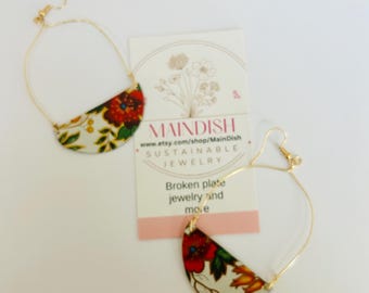 Pendientes llamativos de hojalata reciclada con estampado floral