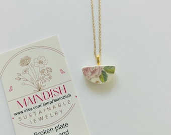 Collar con colgante floral de porcelana rota: joyería sostenible reciclada