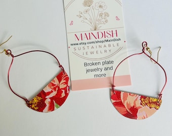 Pendientes llamativos de hojalata reciclada con diseño floral rojo