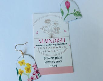 Pendientes llamativos de hojalata reciclada con estampado floral vintage.