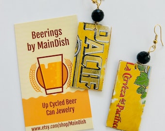 Pendientes colgantes de latas de cerveza recicladas: Joyería sostenible para amantes de la cerveza.