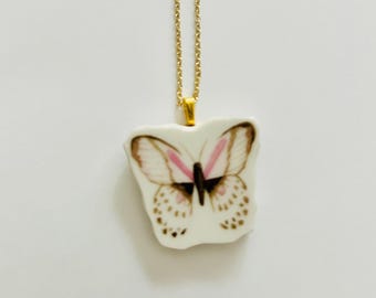 Colgante de plato roto con una mariposa en rosa y marrón