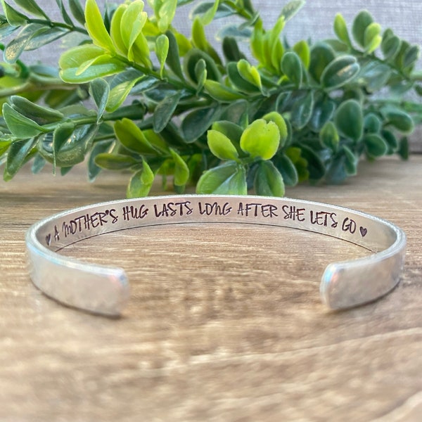 A Mother’s Hug Lasts Long After She Lets Go Bracelet, Sympathy Gift for Loss of Mother, Bereavement Jewelry, Memorial Keepsake Jewelry