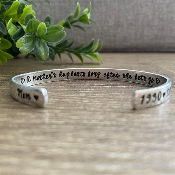 A Mother’s Hug Lasts Long After She Lets Go, Engraved Custom Bracelet, Gift For Loss of Loved One Mom Dad Grandparent Brother Sister Cousin
