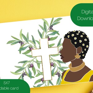 Könnte beinhalten: Eine druckbare 5x7 Zoll große Klappkarte mit einer schwarzen Frau in einem gelben Shirt und einer goldenen Halskette. Sie blickt nach rechts auf ein weißes Kreuz mit goldener Umrandung. Das Kreuz ist von Olivenzweigen mit grünen Blättern und violetten Oliven umgeben.