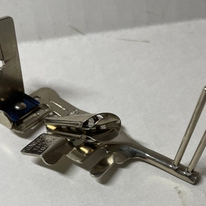 Singer 401A Multi-Slotted Binder Slant Shank Original