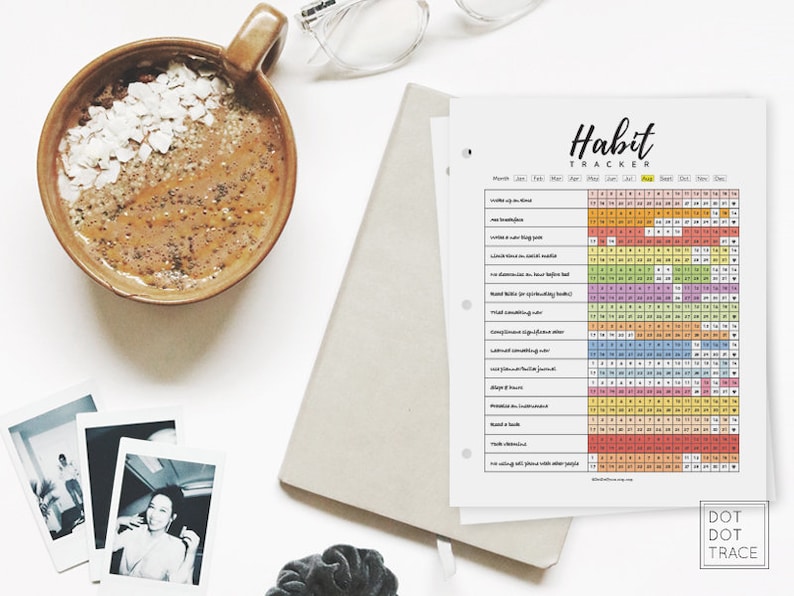 Puede incluir: Un rastreador de h&aacute;bitos imprimible con una cuadr&iacute;cula colorida y una lista de h&aacute;bitos para rastrear, que incluyen "meditar", "beber agua", "hacer ejercicio" y "leer un libro". El rastreador est&aacute; etiquetado como "Habit Tracker" y tiene el texto "DOT DOT TRACE" en la parte inferior.
