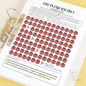 Puede incluir: Una página de planificador para un desafío de 100 Pomodoros. Presenta 100 ilustraciones de tomates numeradas. La página incluye texto sobre la fecha de inicio y el objetivo del desafío. El planificador está en una carpeta con una cubierta amarilla.