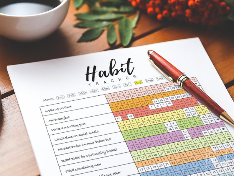 Pode incluir: Um rastreador de h&aacute;bitos imprim&iacute;vel com uma grade de calend&aacute;rio para o ano. A grade &eacute; codificada por cores para acompanhar h&aacute;bitos di&aacute;rios como acordar no hor&aacute;rio, tomar caf&eacute; da manh&atilde;, escrever um post de blog, limitar as m&iacute;dias sociais, evitar eletr&ocirc;nicos antes de dormir, ler a B&iacute;blia e tentar algo novo.