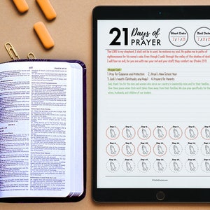 Puede incluir: Un diario de oración imprimible de 21 días con un diseño rosa y blanco. El diario incluye una lista de oraciones y una cuadrícula de 21 círculos de oración. El texto en el diario dice "21 días de oración".