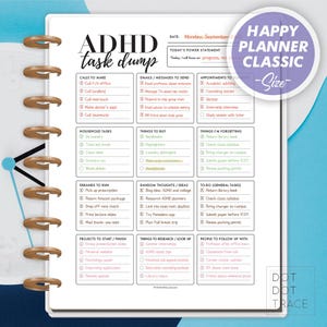 Pode incluir: Uma página de planejador de tarefas ADHD no tamanho Happy Planner Classic. A página é branca com um layout de grade, com seções para chamadas, e-mails, tarefas domésticas e listas de tarefas. O planejador é encadernado com anéis dourados.