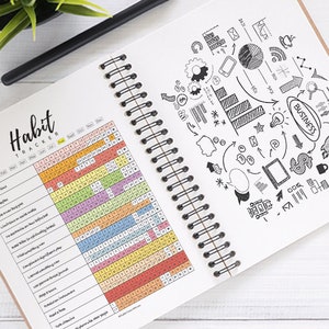 Pode incluir: Um caderno aberto em espiral com um rastreador de h&aacute;bitos na p&aacute;gina esquerda e uma p&aacute;gina de rabiscos de neg&oacute;cios na p&aacute;gina direita. O rastreador de h&aacute;bitos tem uma grade com quadrados coloridos e uma lista de h&aacute;bitos para rastrear. Os rabiscos incluem uma l&acirc;mpada, um foguete, um sinal de d&oacute;lar e a palavra "neg&oacute;cios".
