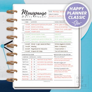 Puede incluir: Una agenda diaria con una portada rosa y blanca y las palabras "Menopause Daily Planner" en texto negro. La agenda está abierta a una página con un horario de rutina diaria, un rastreador de síntomas y una sección de reflexión y gratitud. La agenda está diseñada para mujeres que pasan por la menopausia.