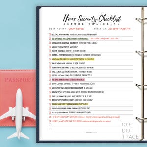 Può includere: Una lista di controllo per la sicurezza domestica intitolata "Home Security Checklist Before Traveling" con un passaporto e un aereo giocattolo. La lista di controllo include attività come chiudere le porte, impostare i timer e mettere in sicurezza gli oggetti di valore. La destinazione è la Corea del Sud.