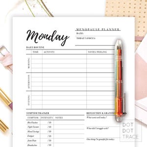 Puede incluir: Un planificador imprimible en blanco y negro con la palabra "Lunes" en la parte superior. El planificador est&aacute; dise&ntilde;ado para hacer un seguimiento de los s&iacute;ntomas de la menopausia e incluye secciones para la rutina diaria, el seguimiento de los s&iacute;ntomas y la reflexi&oacute;n y la gratitud.