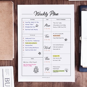 Könnte beinhalten: Ein Wochenplaner mit weißem Hintergrund und schwarzem Text. Der Planer ist in Abschnitte für Prioritäten, To-Do-Liste, Notizen und Pläne & Zeitpläne unterteilt. Jeder Tag der Woche ist mit Platz zum Eintragen von Plänen und Zeitplänen aufgelistet. Der Planer enthält Symbole für Kaffee, einen Stern, eine Glühbirne und einen Roboter.