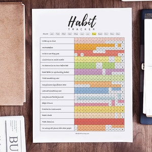 Pode incluir: Um rastreador de h&aacute;bitos imprim&iacute;vel com uma grade colorida para acompanhar os h&aacute;bitos di&aacute;rios. O rastreador inclui uma lista de h&aacute;bitos como "Acordar no hor&aacute;rio", "Tomar caf&eacute; da manh&atilde;", "Escrever um novo post de blog", "Limitar o tempo nas redes sociais", "Sem distra&ccedil;&otilde;es por 1 hora antes de dormir", "Ler a B&iacute;blia (para crescimento espiritual)", "Tentar algo novo", "Elogiar o parceiro", "Aprender algo novo", "Usar um planejador/di&aacute;rio de marcadores", "Dormir 8 horas", "Praticar um instrumento", "Ler um livro", "Beber &aacute;gua", "N&atilde;o comer depois das 20h", "N&atilde;o rolar pelas redes sociais quando estiver com outras pessoas".