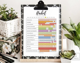 Op de afbeelding: Een printbare gewoontetracker met een geometrische rand in zwart-wit. De tracker bevat een kalenderrooster met gekleurde vierkanten voor elke dag van de maand. De tracker somt gewoonten op zoals "Op tijd wakker worden", "Ontbijt eten", "Tijd op sociale media beperken", "Geen elektronica een uur voor het slapengaan", "Vochtige melk (voor het af en toe drinken van warme chocolademelk)", "Iets nieuws lezen", "Iemand anders een compliment geven", "Iets nieuws leren", "Planner/toekomstige dagboek plannen", "Slapen & focussen", "Rekken & schuimrollen", "Instrument oefenen", "Een boek lezen", "Buiten wandelen", "Niet scrollen en telefoneren na het avondeten", "Gewoontetracker".