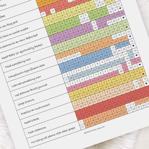Puede incluir: Un rastreador de h&aacute;bitos diario imprimible con un dise&ntilde;o de arco&iacute;ris colorido. El rastreador incluye una lista de h&aacute;bitos diarios para rastrear, como despertarse a tiempo, desayunar, escribir una publicaci&oacute;n de blog, limitar el tiempo en las redes sociales y leer la Biblia. El rastreador tiene una cuadr&iacute;cula de calendario con los n&uacute;meros del 1 al 31 y un icono de coraz&oacute;n al final de cada fila.