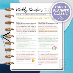 Op de afbeelding: Een printbare wekelijkse devotieplanner met een roze en groen bloemenontwerp. De planner bevat secties voor reflectie, wekelijks gebed, wekelijkse intenties, uitdagingen of gebieden om je op te concentreren, Gods trouw deze week en wekelijkse dankbaarheid. De planner bevat ook het vers "De HEERE is mijn herder, mij zal niets ontbreken. - Psalm 23:1".