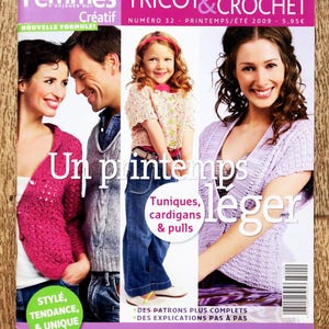 Może przedstawiać: Okładka magazynu "Femmes Tricot & Crochet" z wizerunkami osób w dzianinowych ubraniach. Tekst zawiera "Un printemps leger" i "Tuniques, cardigans & pulls."