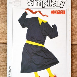 Op de afbeelding: Simplicity naaipatroon 6975 voor een jurk met een rok en een lang mouwloos topje. Het patroon is voor een middelgrote maat en is ontworpen door Esprit.