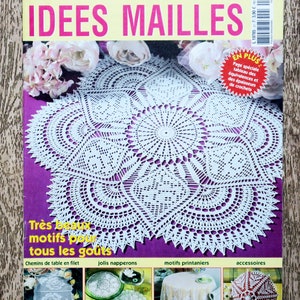 Op de afbeelding: De cover van het tijdschrift "IDEES MAILLES" toont een groot, wit gehaakt kleedje op een paarse achtergrond. Het tijdschrift "ELENA" bevat ook Franse tekst en afbeeldingen van andere haakprojecten. De prijs in euro's is vermeld.