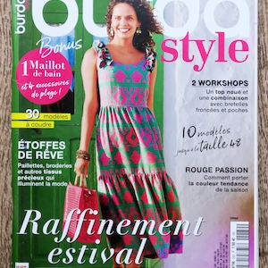 Op de afbeelding: Een tijdschriftcover met een vrouw die een kleurrijke jurk draagt met een groen en roze patroon. Het tijdschrift heet "Burda Style" en de tekst op de cover luidt "Raffinement estival" en "Tenues légères et sophistiquées par temps chaud".