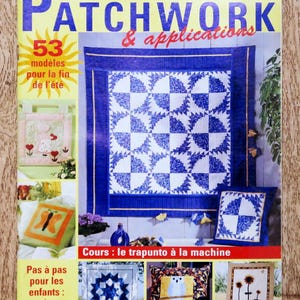 Może przedstawiać: Okładka magazynu zatytułowana "Patchwork & applications" z niebiesko-białym wzorem pikowanym. Okładka zawiera tekst w języku francuskim, prezentujący różne projekty patchworkowe, w tym poduszki i kołdrę. Magazyn nosi tytuł "Elena".