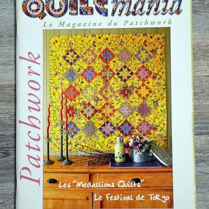 Könnte beinhalten: Ein Magazincover mit einem bunten Patchwork-Deckenbild mit gelbem Hintergrund und roten, blauen und grünen Akzenten. Das Magazin heißt "Quiltmania" und wird als "Le Magazine du Patchwork" beschrieben. Das Cover zeigt auch den Text "Les "Medallions Quilts" Le Festival de Tokyo" und "Bimestriel - Mars/Avril 2005 - N°46".