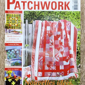 Op de afbeelding: De cover van het tijdschrift "Sabrina Patchwork" toont een rood-witte patchworkquilt met hartmotieven. Andere afbeeldingen tonen patchworkprojecten, waaronder sterren en origami bloemen. De covertekst luidt "Nouvelles idées, vraiment originales & variées."