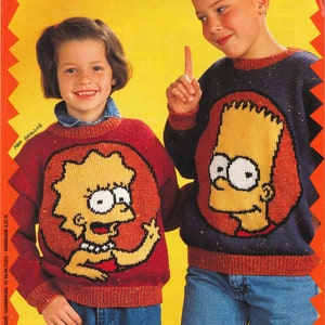 Könnte beinhalten: Zwei Kinder tragen rote und blaue Pullover mit gestrickten Bildern von Bart und Lisa Simpson aus der Zeichentrickserie "Die Simpsons". Die Pullover haben einen roten und orangenen Saum. Der Text "Die Simpsons" und "1998 Twentieth Century Fox Film Corporation. Alle Rechte vorbehalten" ist unter den Kindern gedruckt.