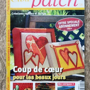 Może przedstawiać: Okładka czasopisma z poduszką w kształcie serca w kolorze czerwonym i białym z tytułem "Coup de cœur pour les beaux jours" i tekstem "Ewa patch" na okładce.