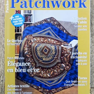 Op de afbeelding: Een tijdschriftcover voor "Pratique du Patchwork" nummer 4, met een quilt met een blauw en gouden mandala-ontwerp. De tekst op de omslag omvat "Variation Log Cabin", "Twistez vos bandes", "7 patchs en exclusivité", "Élégance en bleu et or", "Artistes textile" en "Focus".