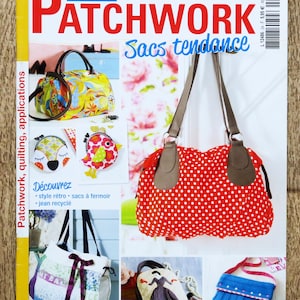 Könnte beinhalten: Magazin-Cover mit Patchwork-Taschen. Der Titel "SABRINA PATCHWORK Sacs tendance" ist in Rot und Blau dargestellt. Das Bild zeigt eine Vielzahl von Taschen, darunter eine rote Polka-Dot-Tasche und eine florale Tasche. Das Magazin erwähnt auch "Patchwork, quilting, applications".