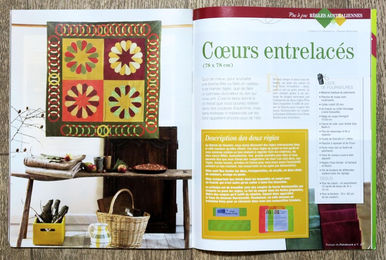 Op de afbeelding: Een tijdschriftpagina met een kleurrijk quiltpatroon met harten, getiteld "C&oelig;urs entrelac&eacute;s" (Frans voor "Verweven harten"). De pagina bevat ook een beschrijving van de quilt en instructies voor het maken ervan.