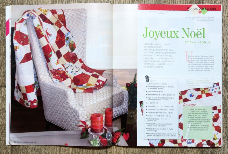 Op de afbeelding: Een rood-witte patchworkdeken met een kerstthema. De deken is over een witte fauteuil met een bloemenpatroon gelegd. De deken is 215 cm x 100 cm.