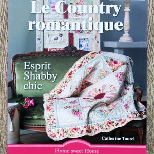 以下が含まれることがあります： ピンク、白、緑の花柄の表紙のついた本。タイトルは「Le Country romantique」、サブタイトルは「Esprit Shabby chic」。著者はキャサリン・トゥレル、出版社はLes Editions de Saxe。