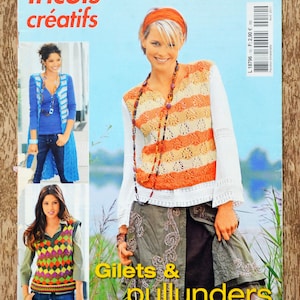 Op de afbeelding: Een tijdschriftcover met de titel "Tricots créatifs" en een foto van een vrouw die een gestreepte gebreide vest en een rok draagt. De tijdschriftcover bevat ook de tekst "Gilets & pullunders" en het nummer van het tijdschrift "N° 10".