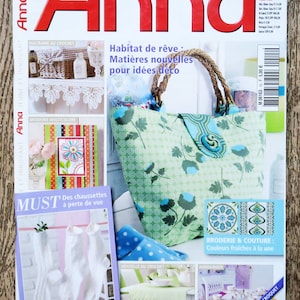 Op de afbeelding: Een tijdschriftcover met een groene en blauwe tote bag met een bloemenpatroon. Het tijdschrift heet "Anna" en de tekst op de cover luidt "Habitat de rêve: Matières nouvelles pour idées déco".