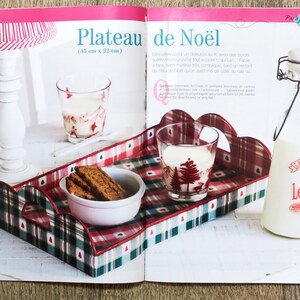 May include: A red and green plaid tray with scalloped edges. The tray is filled with cookies, a glass of milk, and a bottle of milk. The tray is labeled "Plateau de Noel (33 cm x 22 cm)".