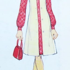 Può includere: Un'illustrazione di moda di una donna che indossa un abito bianco con un'applicazione a motivi rossi e bianchi. L'abito ha una chiusura con bottoni sul davanti e maniche lunghe. La donna tiene una borsa a mano rossa e indossa scarpe beige.