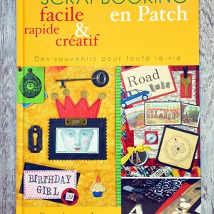 Peut inclure: Un livre jaune avec le titre "Scrapbooking facile en Patch rapide & créatif" et le sous-titre "Des souvenirs pour toute la vie". La couverture du livre présente une variété d'illustrations et de textes colorés, notamment une couronne, une clé, un panneau de signalisation routière et une fille d'anniversaire.